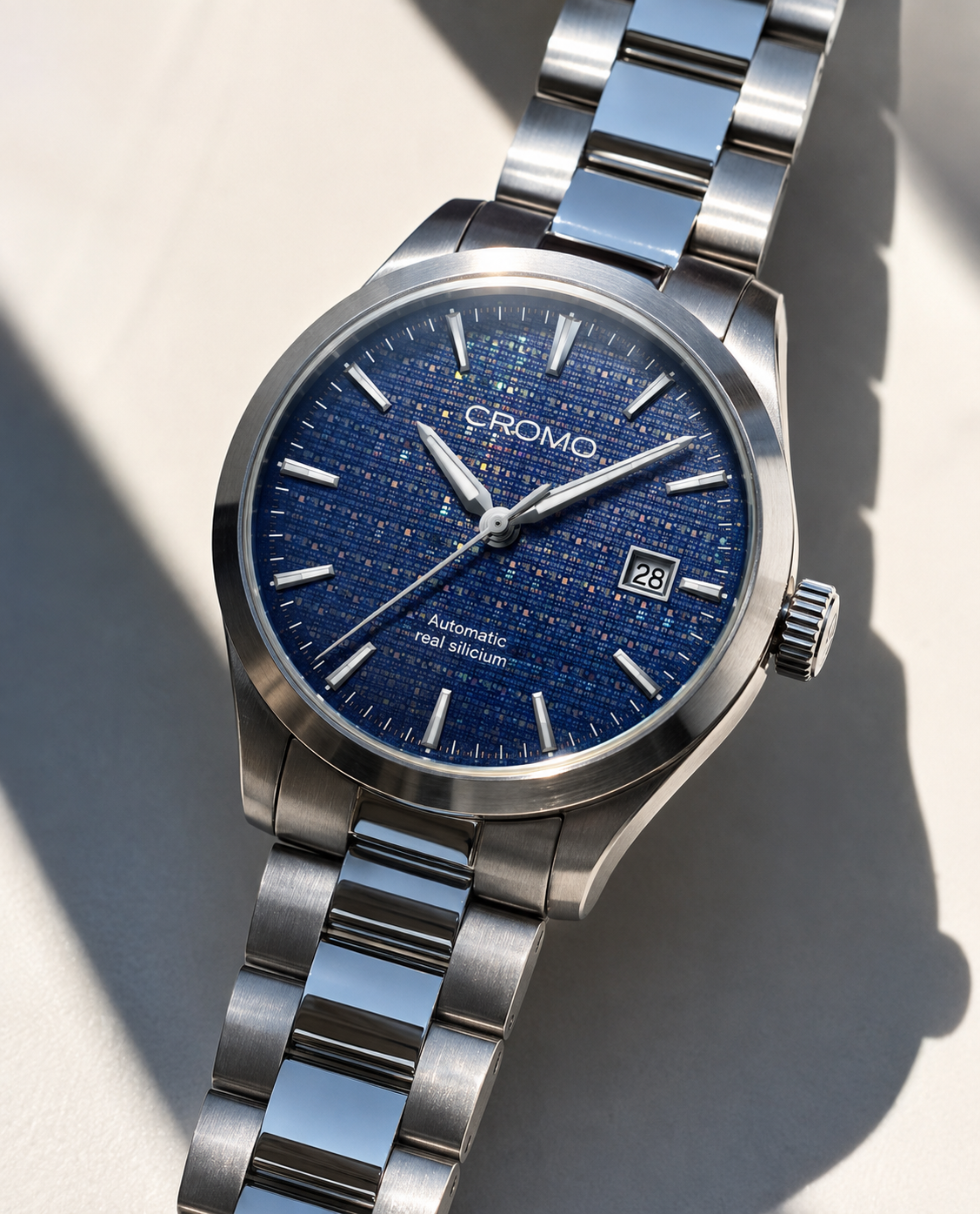 Reloj CROMO bajo luz natural mostrando la esfera azul